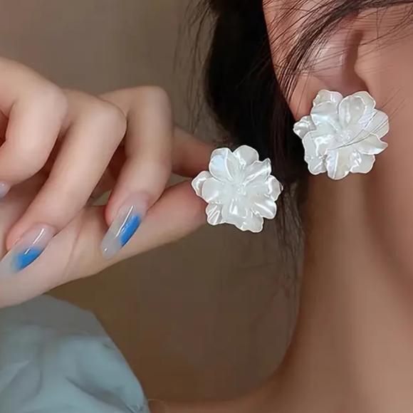 White Camilla Stud Earrings. New - Picture 2 of 9